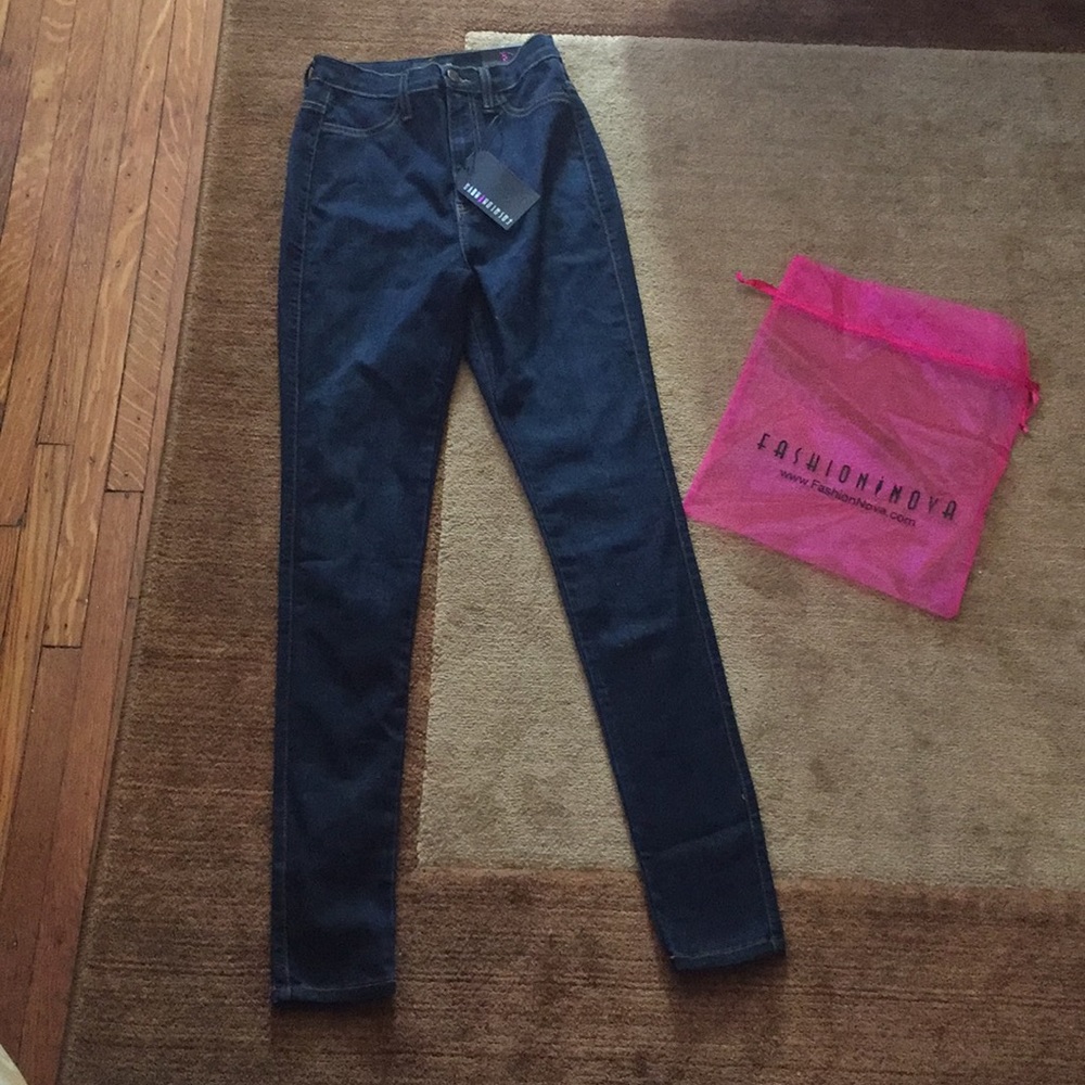 ✨🦋FASHION NOVA SZ 5 HIGH WAISTED JEANS🦋✨